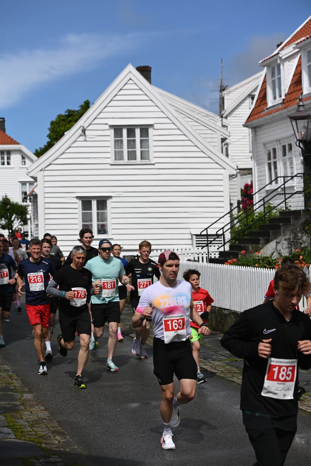 Løpere og publikum i gatene i Gamle Skudeneshavn under Skudeneshavnløpet 2026