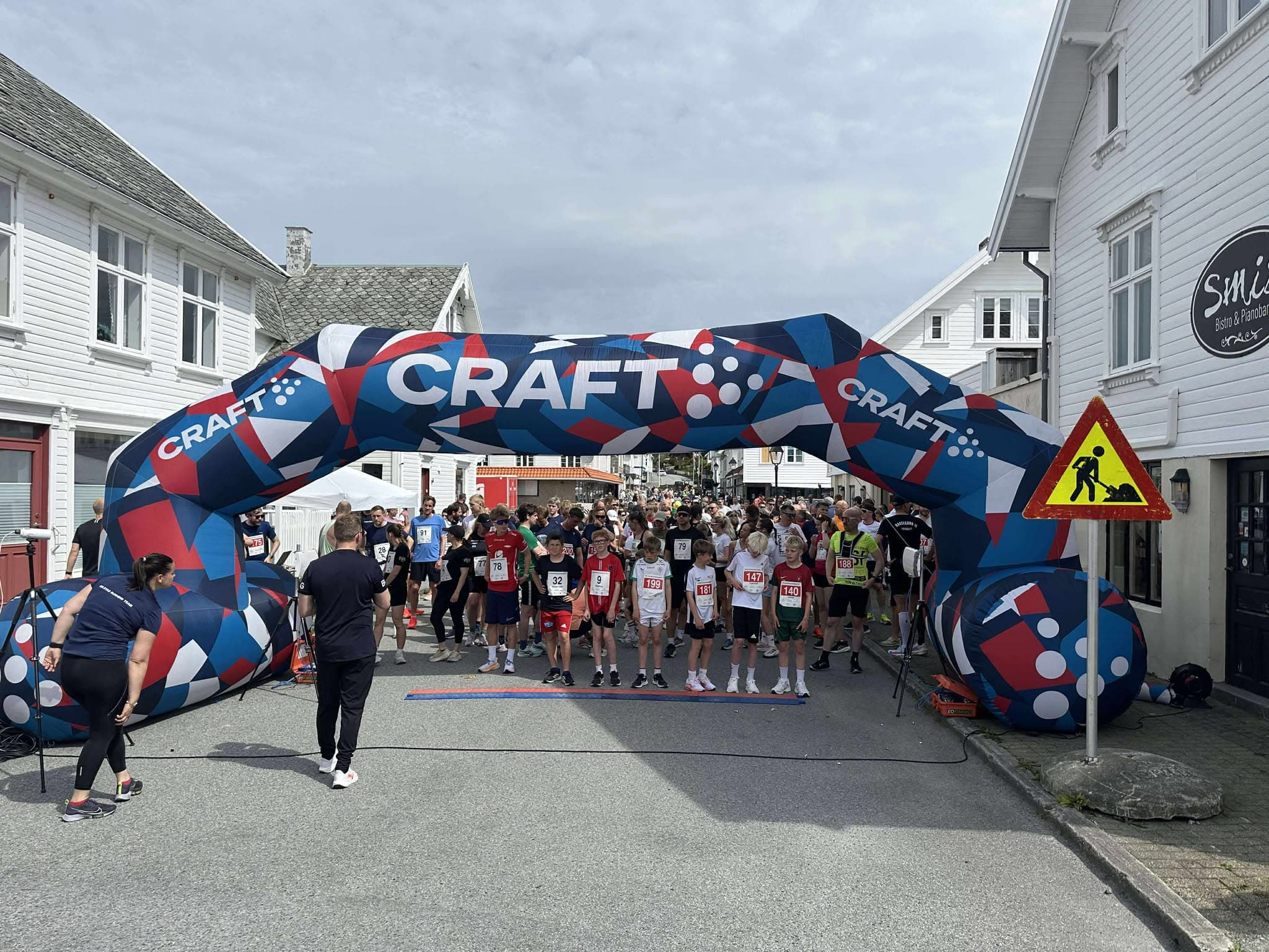 Startfeltet ved Skudeneshavnløpet — løpere klare ved CRAFT-portalen i Gamle Skudeneshavn