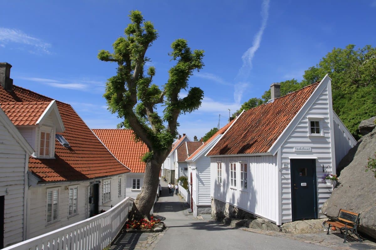 Hvitmalte trehus og sjarmerende gater i Gamle Skudeneshavn