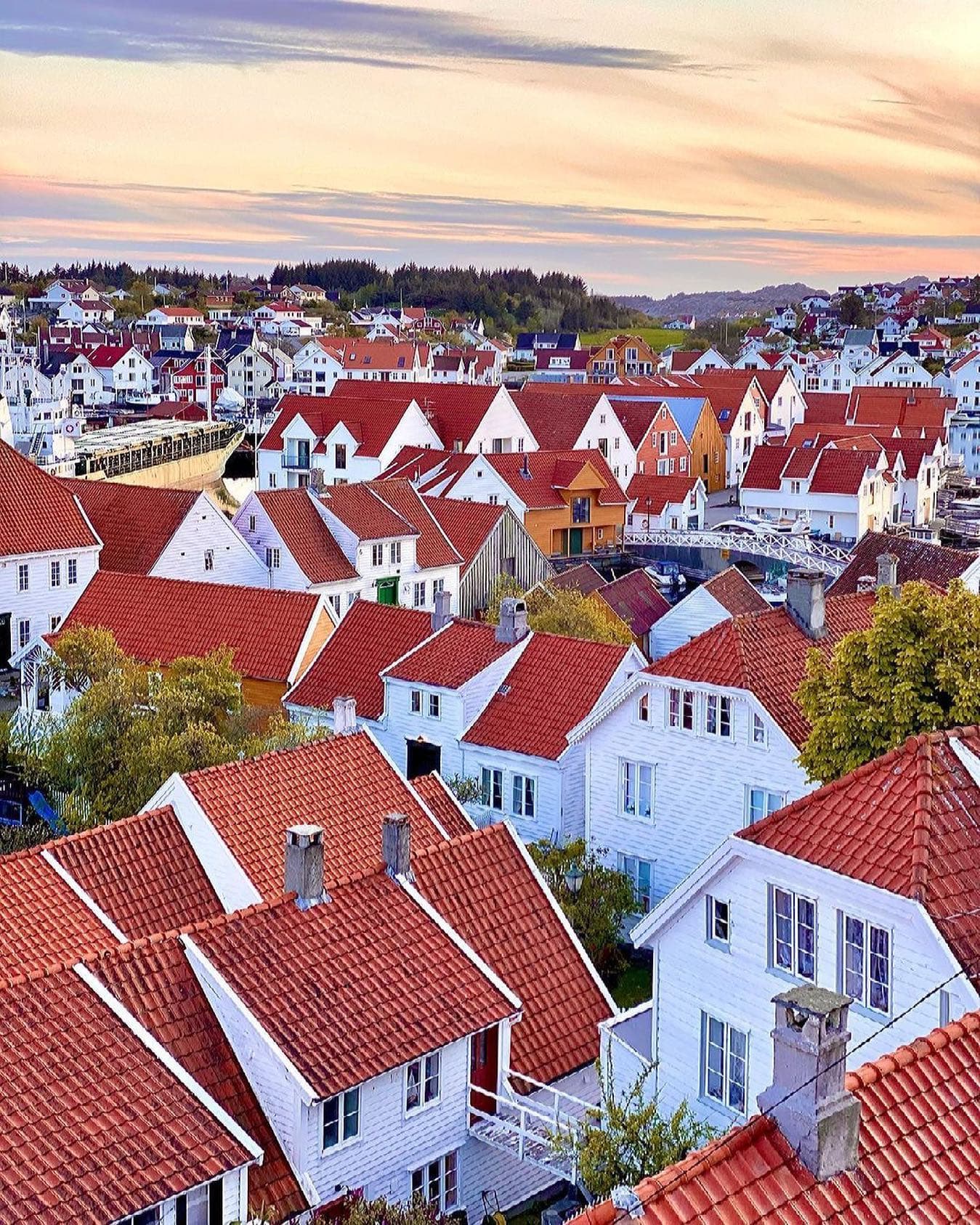 Oversiktsbilde av Gamle Skudeneshavn med hvite hus og røde tak